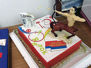 В глазах своей команды сити-менеджер Ижевска предстаёт в образе настоящего кентавра-единоросса. Такой вот очередной торт на день рождения подарили Денису Агашину в 2011 году. 