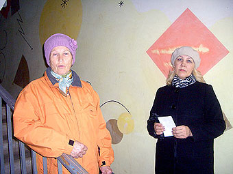 После двух недель войны за тепло председатель совета МКД Екатерина Абрамова (на фото справа) уже не верит ни одной официальной инстанции.